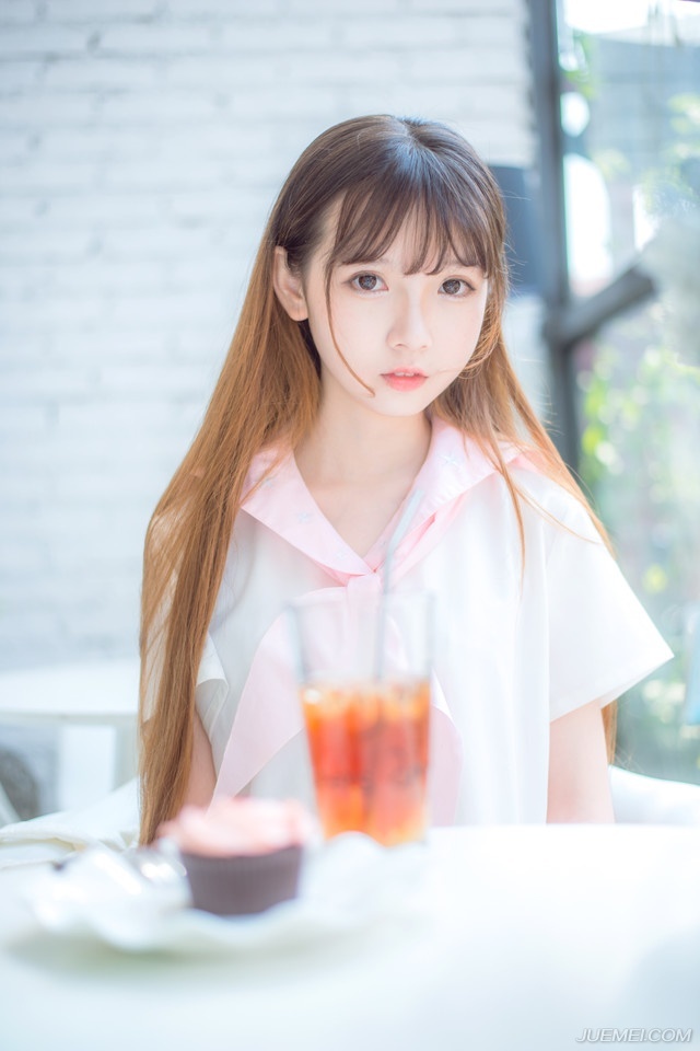 友谊能使人同舟共济，友谊能使人生活充实，五彩缤纷。